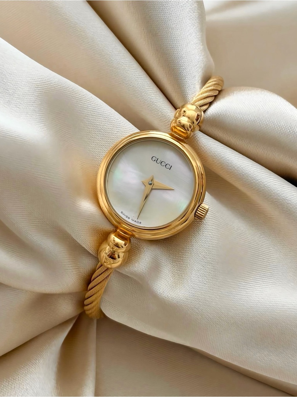 AUTHENTIC RARE VINTAGE GUCCI MOTHER-OF-PEARL DAINTY GOLD WATCH